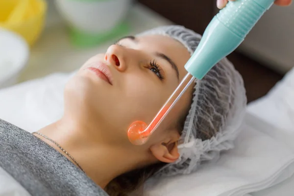 Şevval Özçelik Güzellik yüzüne Menekşe ışın tedavisine.