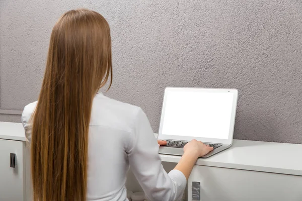 Vista posteriore foto di medico femminile utilizzando il computer mobile — Foto Stock