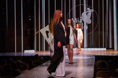 Modelleri pist yürür