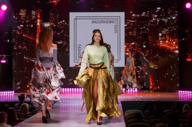 Modelleri pist yürür