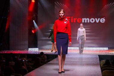 Modeli pist yürür