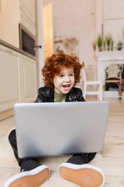Маленький рудий хлопчик використовує ноутбук — стокове фото