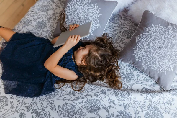 Unhappy little girl with digital tablet — Stock Photo, Image