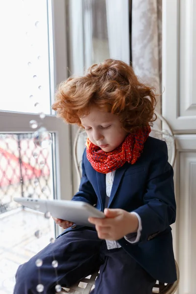 Μικρό αγόρι κοκκινομάλλα χρησιμοποιεί ένα tablet Pc — Φωτογραφία Αρχείου