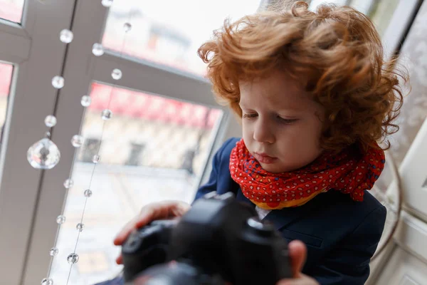 Gyönyörű vörös hajú fiú gazdaság kamera — Stock Fotó