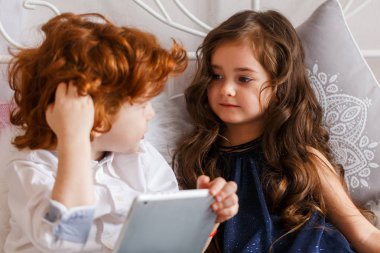 Bir erkek ve bir kız yatak ve pla üzerinde yalan