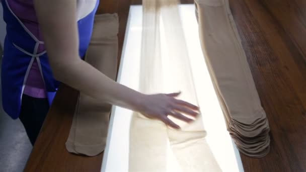 女督察检查袜子生产线上产品的质量 — 图库视频影像