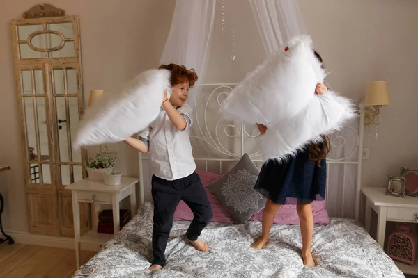 Crianças, menino e menina brincando — Fotografia de Stock