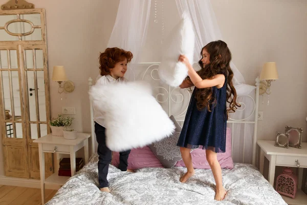 Crianças, menino e menina brincando — Fotografia de Stock