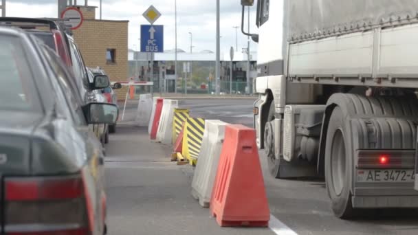 Bruzgi 白俄罗斯 2016年9月21日 在白俄罗斯 波兰边境的车辆排队 — 图库视频影像