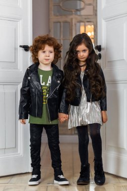 Şık giyimli erkek ve kız