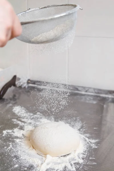 Cozinhar peneira a farinha para a massa — Fotografia de Stock