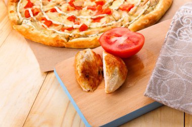 Natürmort pizza tavuk ve domates ile