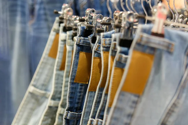 Набор синих джинсов — стоковое фото