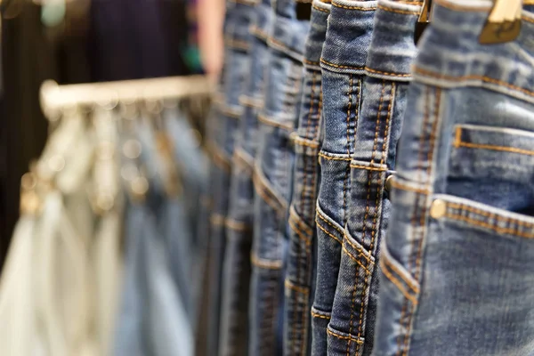 Набор синих джинсов — стоковое фото