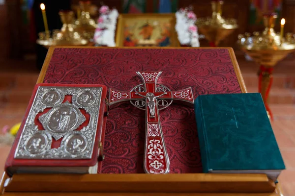 Krzyża, Ewangelii i Biblia — Zdjęcie stockowe