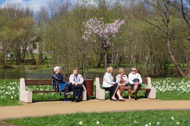 İnsanlar parkta dinleniyor.