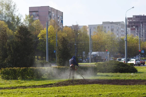 Workers mow grass — Stok fotoğraf