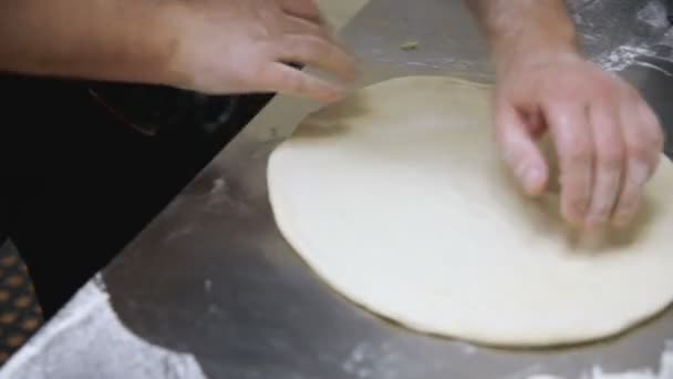 Bäcker Rollt Gekonnt Pizzateig Auf Den Tisch — Stockvideo