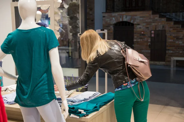 Unidentified woman shopping clothes. — Stock Photo, Image