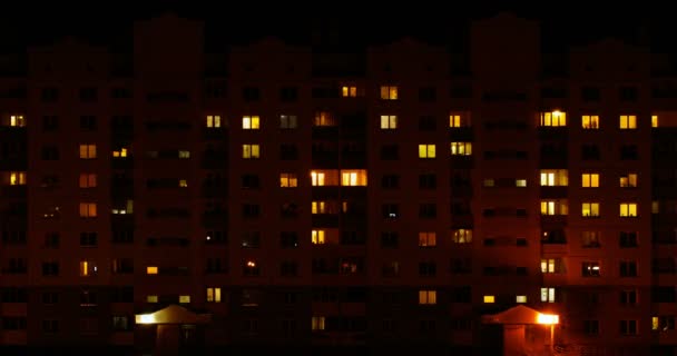 Νυχτερινή Λήξη Του Φωτός Στα Παράθυρα Ενός Πολυόροφου Κτιρίου Βραδινή — Αρχείο Βίντεο