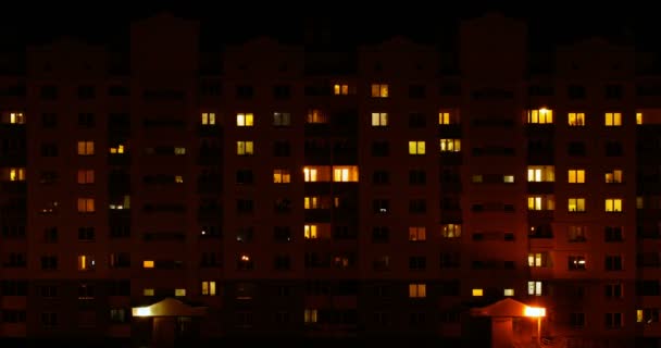 Нічний Проміжок Часу Світла Вікнах Багатоповерхового Будинку Вечірнє Життя Людей — стокове відео