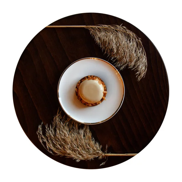 Gâteau glacé blanc avec chapelure de biscuit — Photo