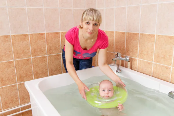 Newborn baby swimming in the bath — Stock Photo, Image