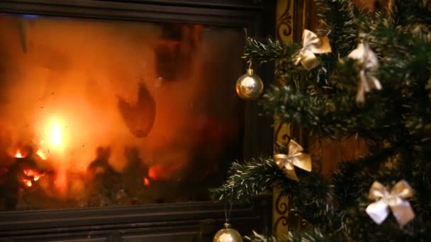 Open Haard Woonkamer Met Een Kerstboom Brandt Een Vuur Haard — Stockvideo