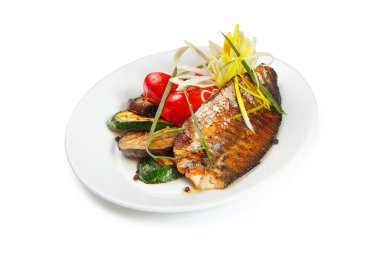 Limonlu ızgara uskumru fileto ve taze sebze salatası. 