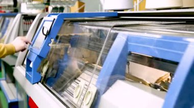 Operator setting automatic knitting machine