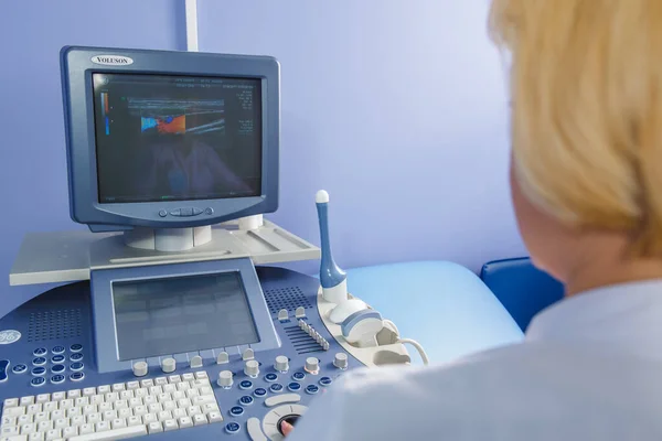 医者は医療用超音波診断機を使う バックビュー — ストック写真