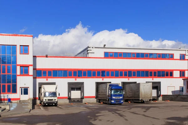Entladen Großer Containerlaster Industrielagerhalle — Stockfoto