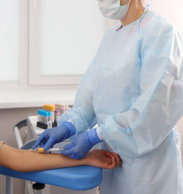 Gerçek kan örnekleri (Phlebotomist) analizi için bir hasta (seçici odak alarak hemşire)