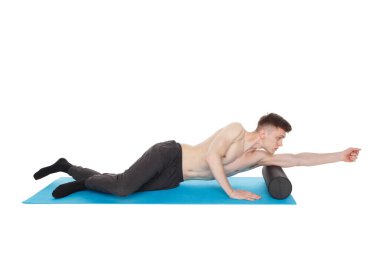 Yakışıklı adam, tetikleyici noktaların miyofasyal masajı için köpük silindiri kullanarak egzersiz yapıyor. Triseps kaslarının masajı. Beyazda izole edilmiş.