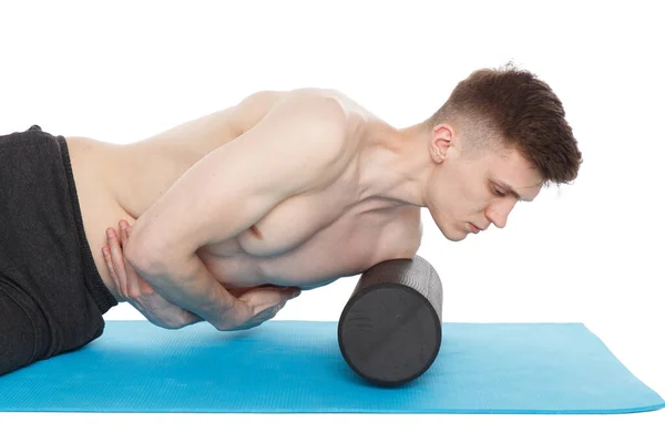 Homem Bonito Mostra Exercícios Usando Rolo Espuma Para Uma Massagem — Fotografia de Stock