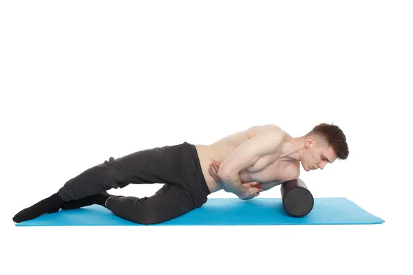 Homem Bonito Mostra Exercícios Usando Rolo Espuma Para Uma Massagem — Fotografia de Stock