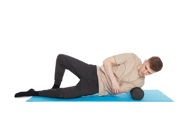 Homem Bonito Mostra Exercícios Usando Rolo Espuma Para Uma Massagem — Fotografia de Stock