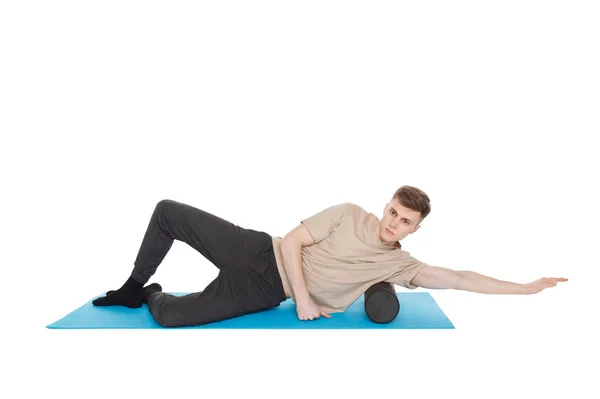 Homem Bonito Mostra Exercícios Usando Rolo Espuma Para Uma Massagem — Fotografia de Stock