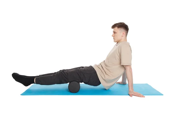 Homem Bonito Mostra Exercícios Usando Rolo Espuma Para Uma Massagem — Fotografia de Stock