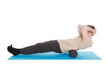 Yakışıklı adam, tetikleyici noktaların miyofasyal masajı için köpük silindiri kullanarak egzersiz yapıyor. Bel kaslarının masajı. Beyazda izole edilmiş.