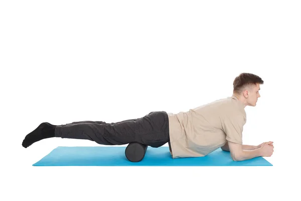 Homem Bonito Mostra Exercícios Usando Rolo Espuma Para Uma Massagem — Fotografia de Stock