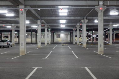 Salgın sırasında alışveriş merkezindeki boş araba parkı. İnsanlar halka açık yerlerden uzak durur ve evde kalır. Salgın, salgın, covid-19 konsepti..