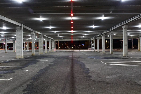 Lege Auto Parkeren Het Winkelcentrum Tijdens Een Pandemie Mensen Vermijden — Stockfoto