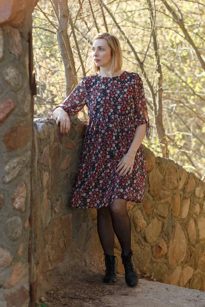 Retrato Estilo Moda Joven Feliz Sonriente Hermosa Mujer Vestido Ligero —  Fotos de Stock