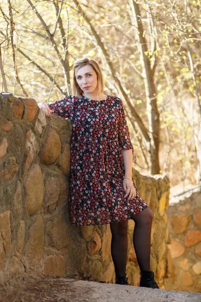 Retrato Estilo Moda Joven Feliz Sonriente Hermosa Mujer Vestido Ligero —  Fotos de Stock