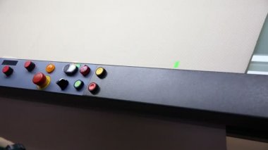 Giysi üretiminde kullanmadan önce kumaşın görsel kalite kontrolü için makine