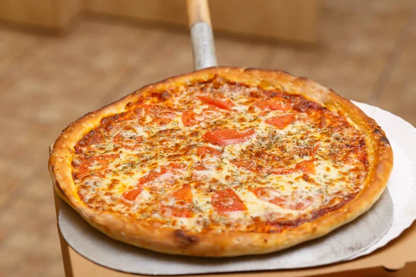 Koncepcja Jedzenia Przygotowuję Tradycyjną Włoską Pizzę Szef Kuchni Trzyma Długą — Zdjęcie stockowe