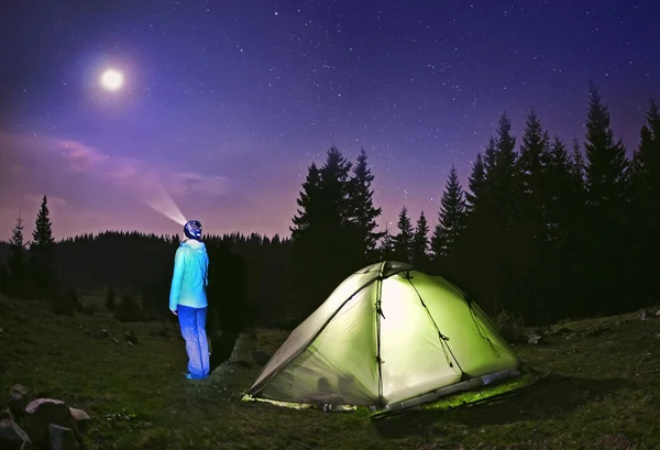 Tienda verde iluminada bajo las estrellas en el bosque nocturno, Cárpatos, Ucrania — Foto de Stock