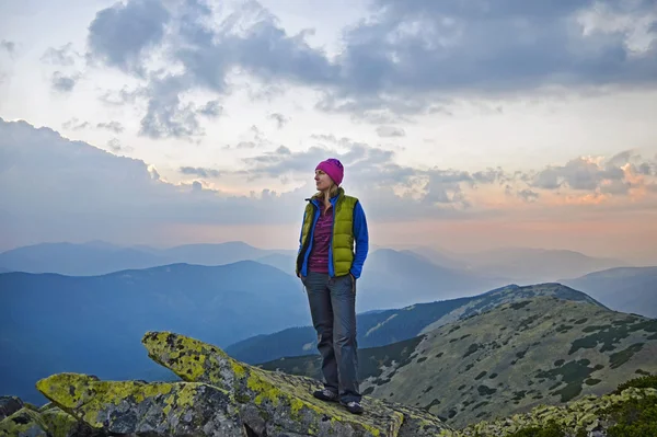 Glimlachend jonge vrouw op de top van mount groot Sivulja — Stockfoto